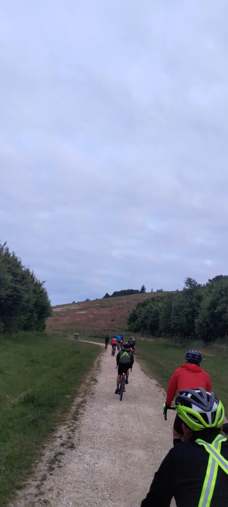 Groupe de cycliste vu de dos faisant l'ascension de la butte des Châtaigniers à Argenteuil, sur un chemin en gravier