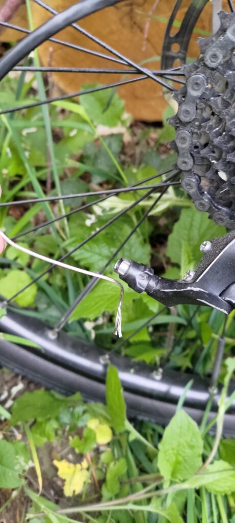 Gros plan sur le dérailleur arrière d'un vélo dont le câble à été démonté