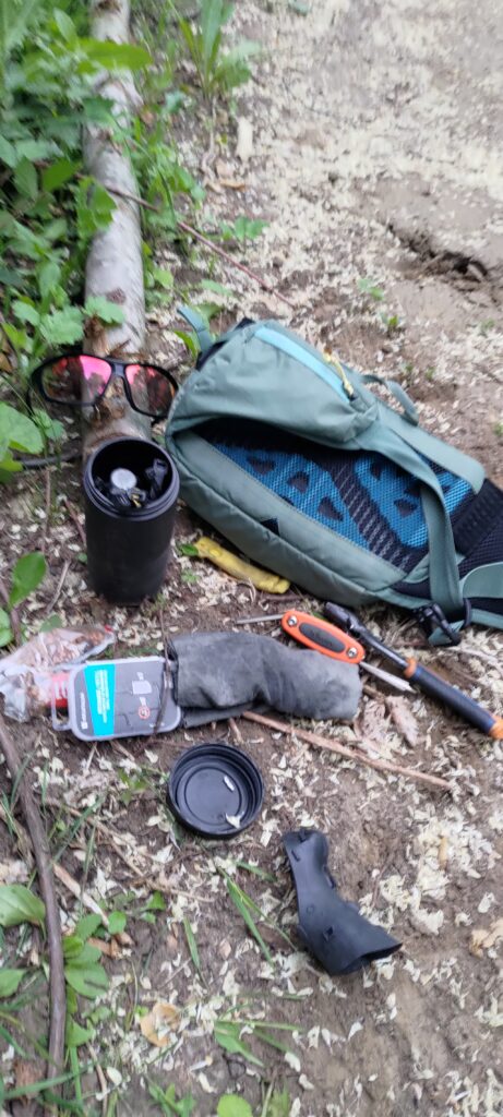 Vue sur des outils de cyclistes posés au sol dans un bois