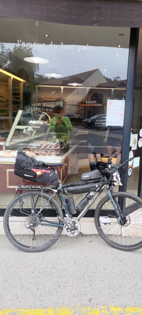 Un vélo posé sur la vitrine d'une boulangerie