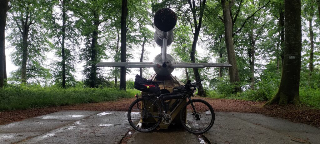 un vélo posé à l'arrière d'un lanceur de V1 et un V1 sur le lanceur vu de derrière