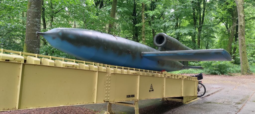 Vu de trois quart avant d'un missile V1 posé sur son lanceur