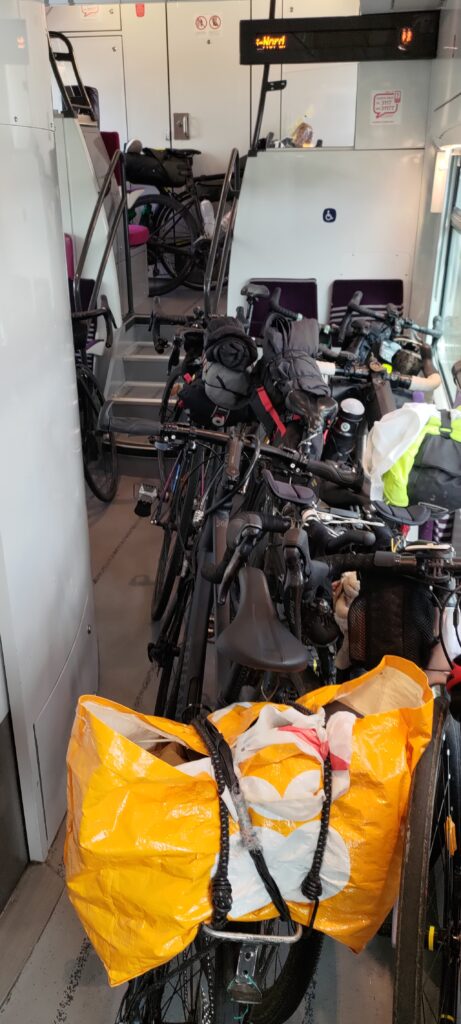 Plein de vélo (14 !) entreposés à l'arrière d'un train