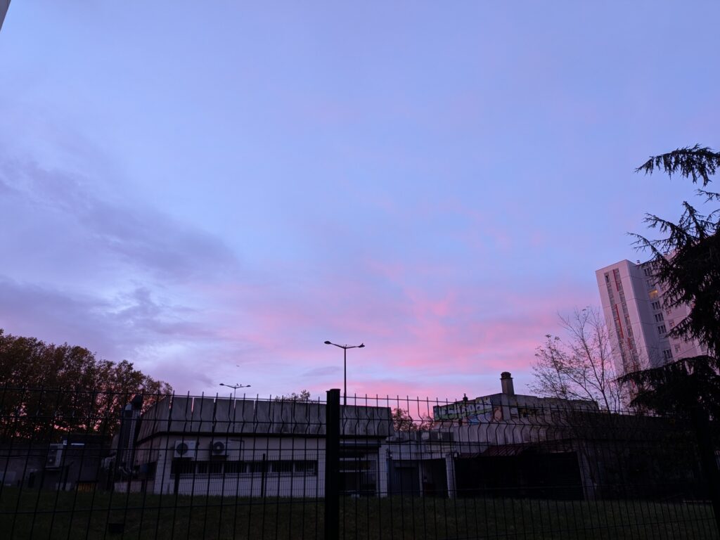 Levé de soleil en ville, ciel bleu/gris et rose