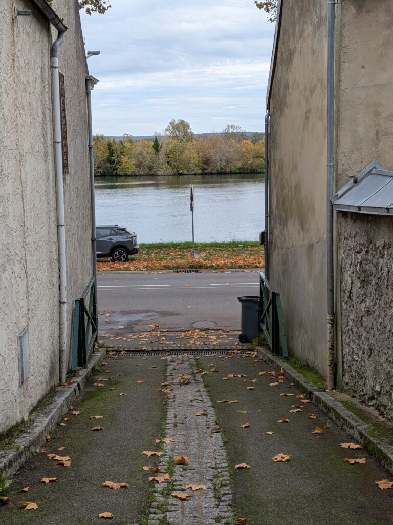 Bas d'une rue à très forte pente, on voit qu'il y a un trottoir et aucune possibilité de prendre de l'élan