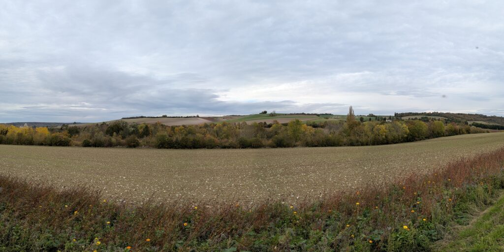 Vue panoramique d'un paysage de campagne aux couleurs de l'automne mais manquant de soleil