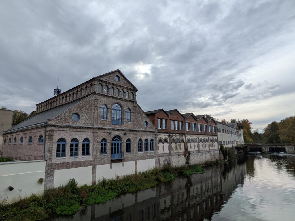 Bord de rivière avec un bâtiment industriel sur 3 étages en briques grandes fenêtre totalement renové