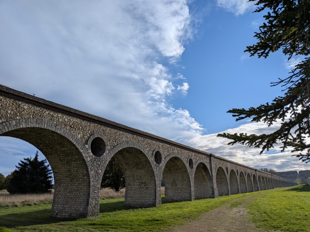 Un aqueduc