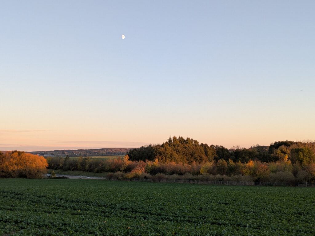 Paysage de campagne en soirée d'automne de jour, la lune est très visible dans le ciel