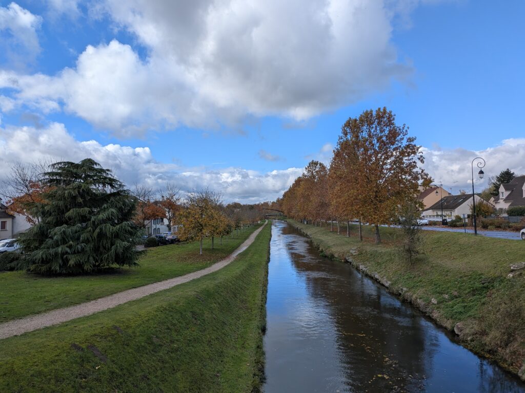 Vu d'un canal depuis un pont, le chemin de hallage sur le côté