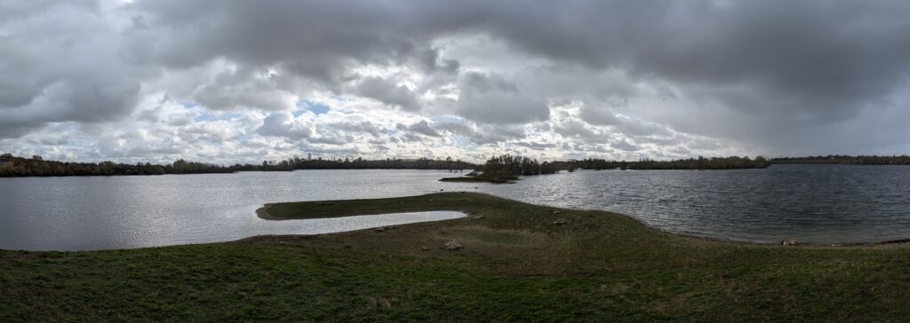 Vue panoramique d'un étang avec un ciel très chargé près à pleuvoir