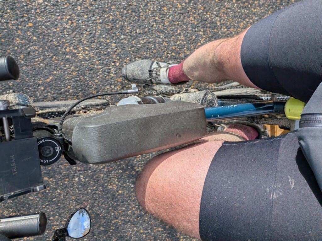 vu de dessus d'un cycliste dont on distingue les jambes couvertes de boues