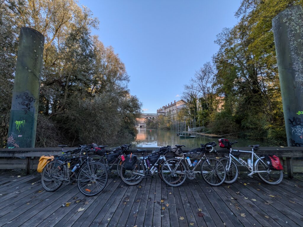 Plusieurs vélos posés les uns sur les autres sur un pont