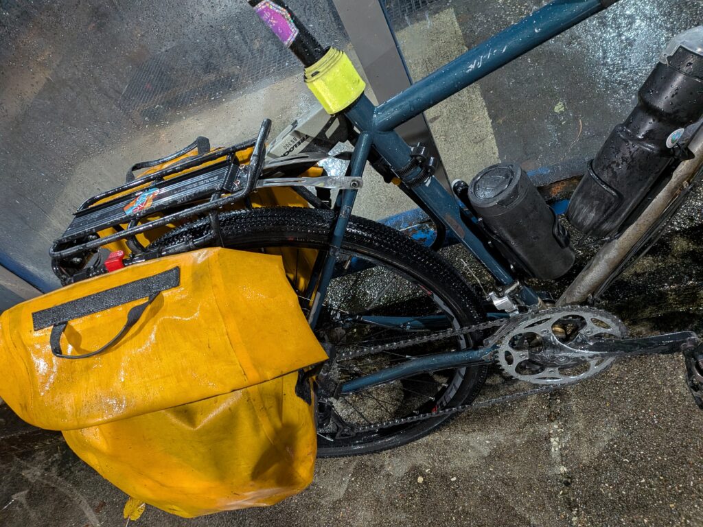 Un vélo propre qui vient d'être lavé donc très mouillé