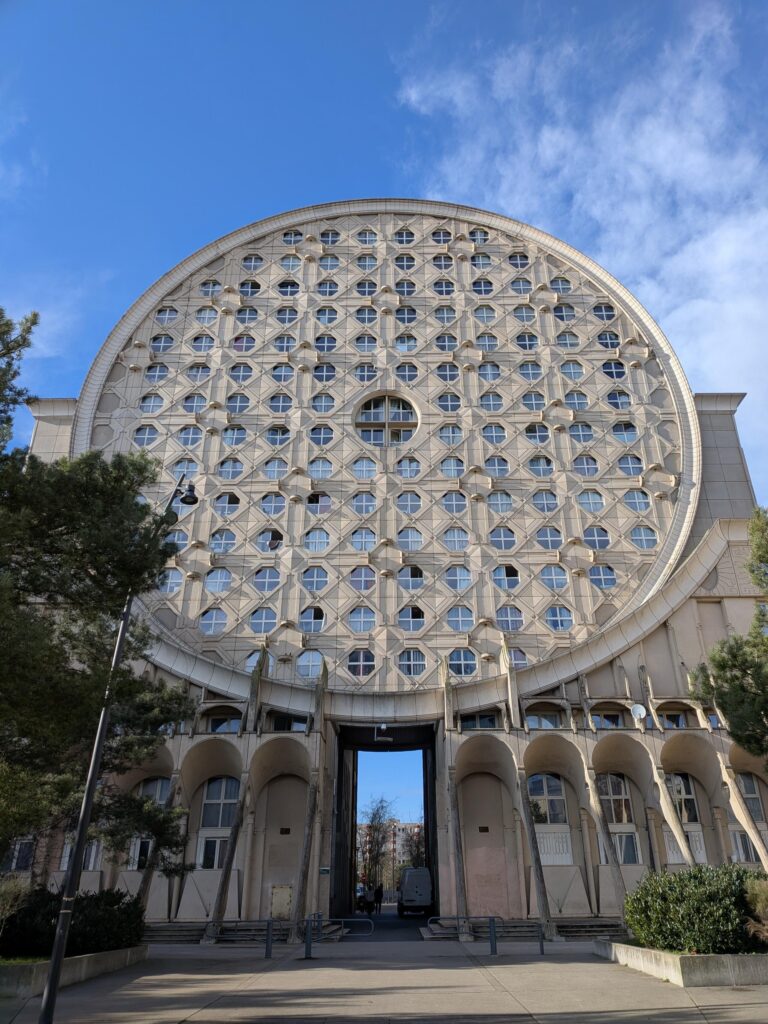 un immeuble de 14 étages en forme de très grand disque