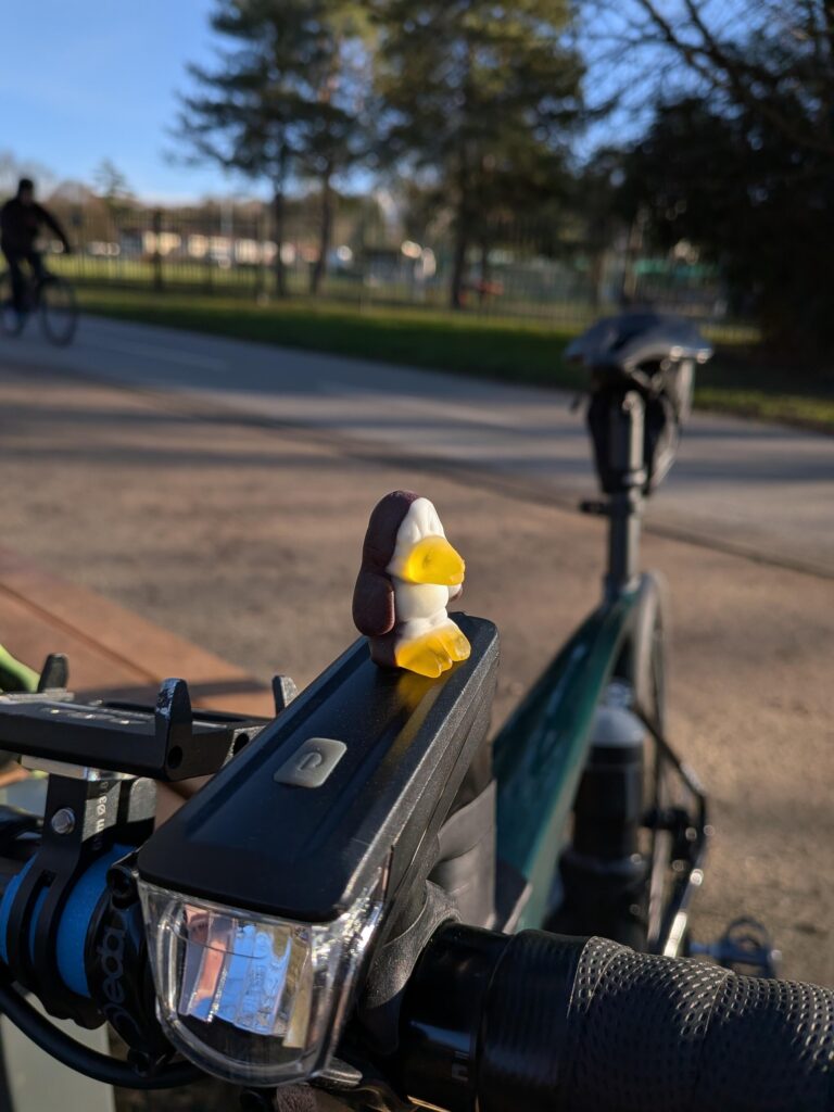 Un bonbon en forme de pingouin posé sur la lampe d'un véo