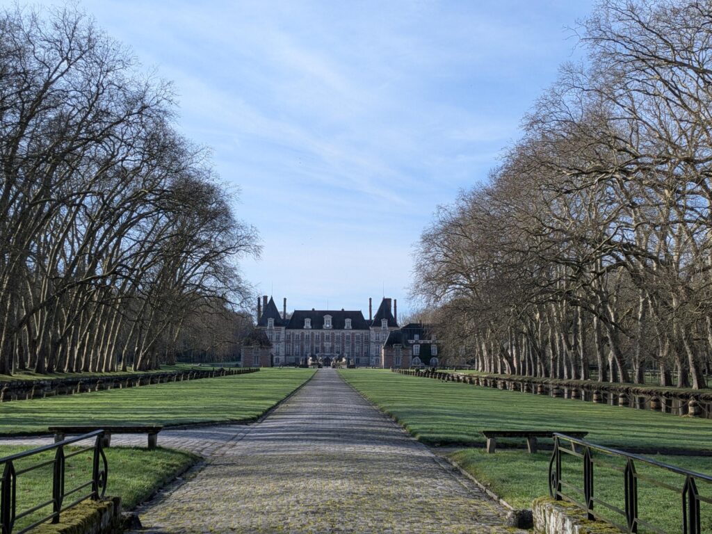 Une allée typique avec un château au fond