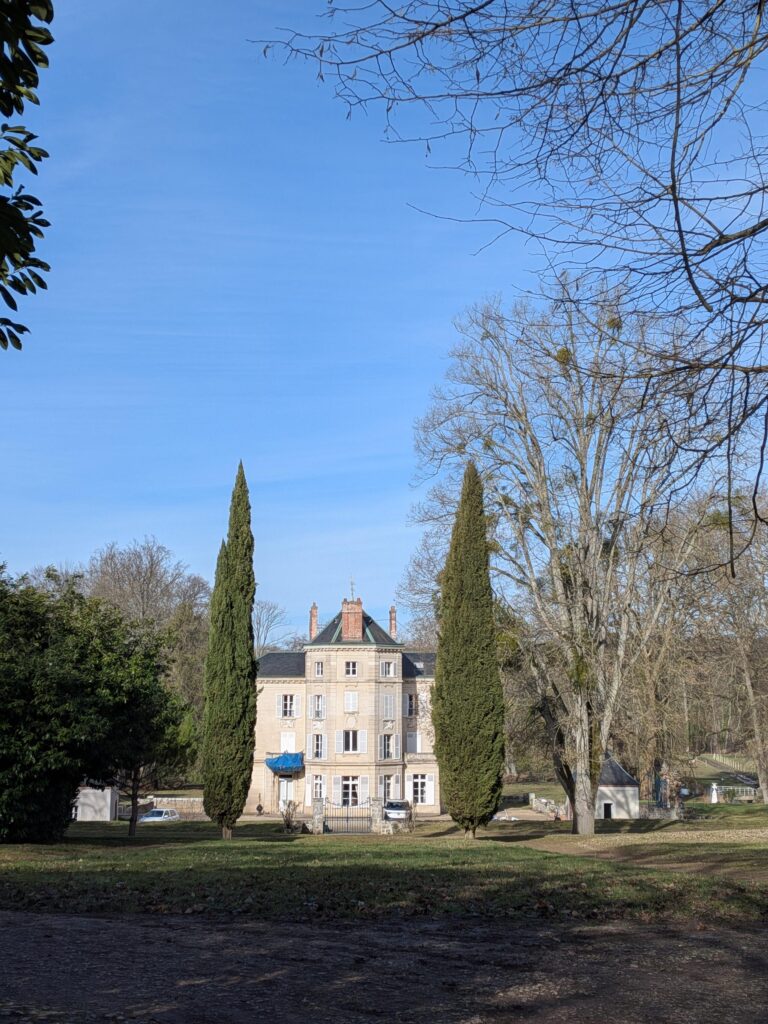 Une belle maison bourgeoise flanquée de deux grands cyprès