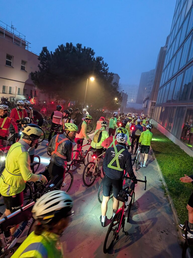 À l'aube de nombreux cyclistes en gilet jaune avec les lumières de tous les vélos, attendant le départ