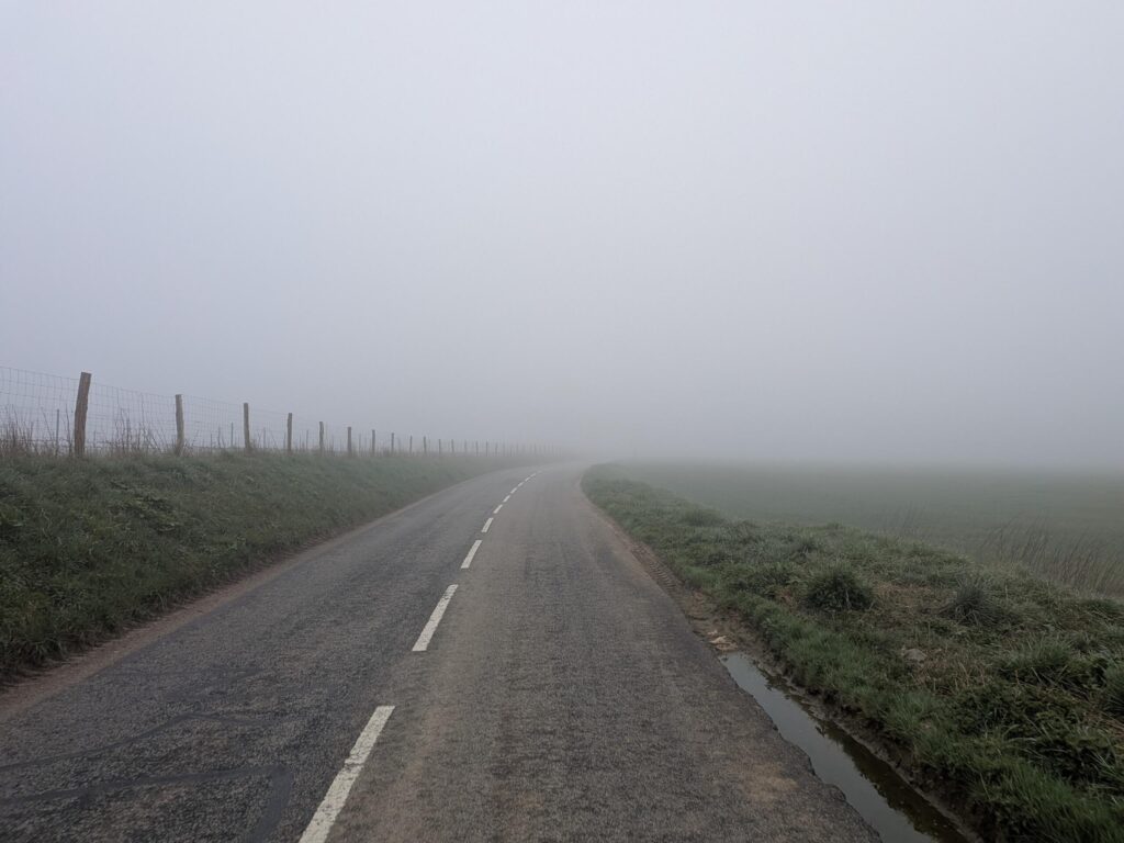 Petite route de campagne peu de chose visible à cause de la brume