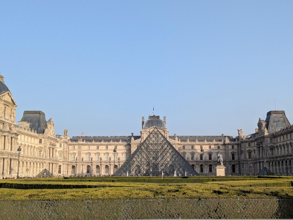 Vue de la pyramide du Louvres
