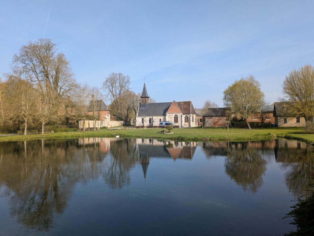 Une petite église qui se reflète sur un plan d'eau