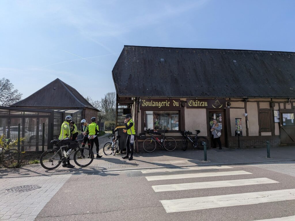 Devant une boulangerie, plusieurs cyclistes en pause