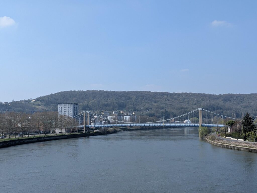 Vue d'un pont suspendu au-dessus d'un fleuve