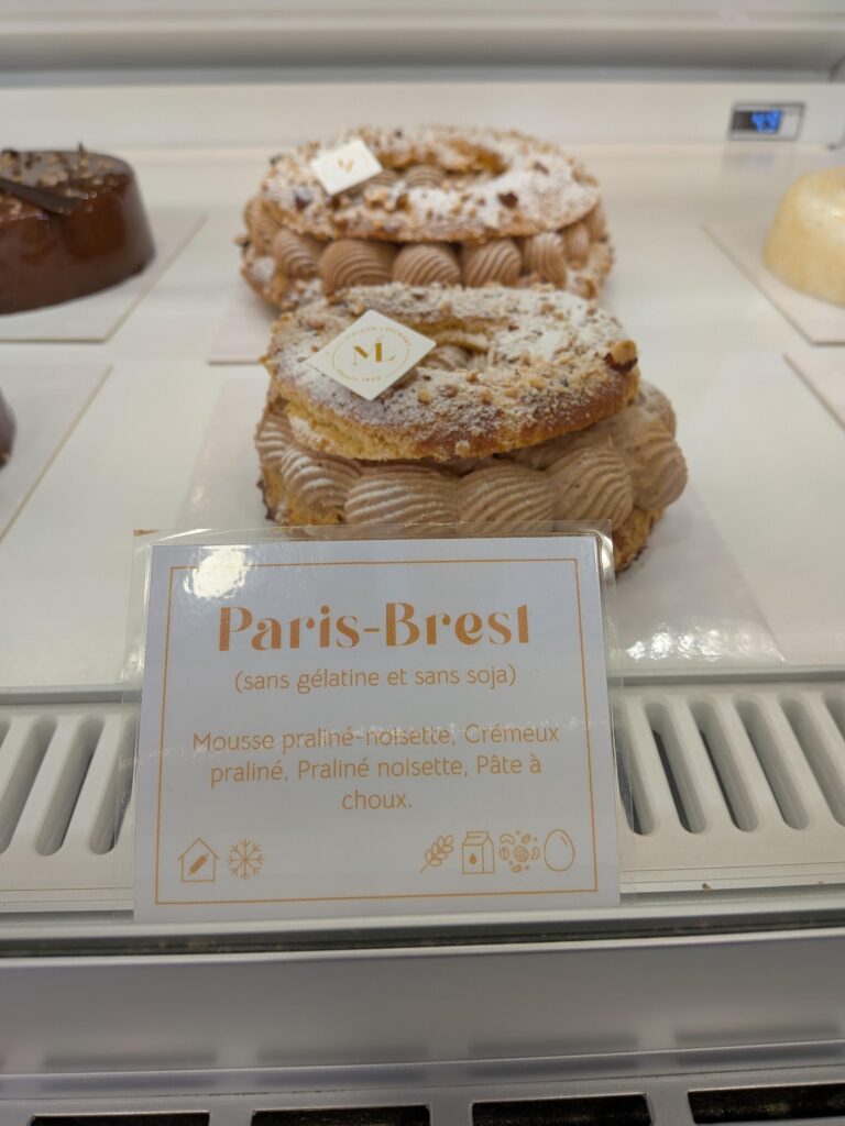 Vitrine d'une boulangerie avec deux pâtisserie "Paris-Brest"