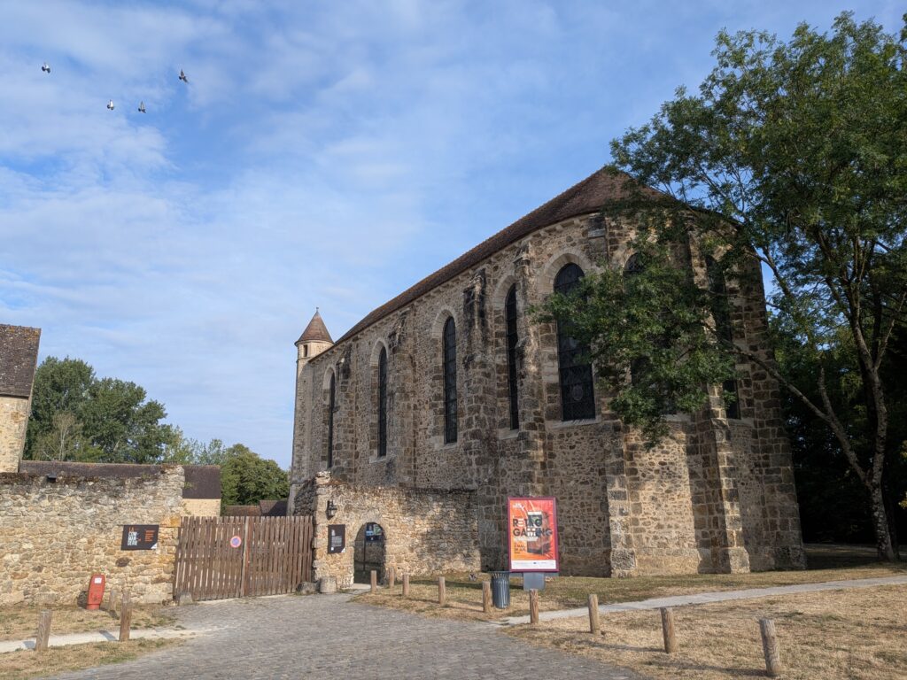 Une chapelle vue de derrière depuis la rue