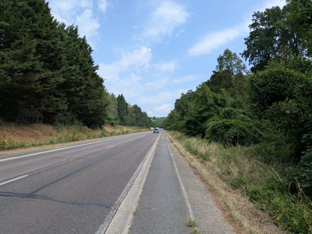 Piste cyclable sur le bord d'une route très passante
