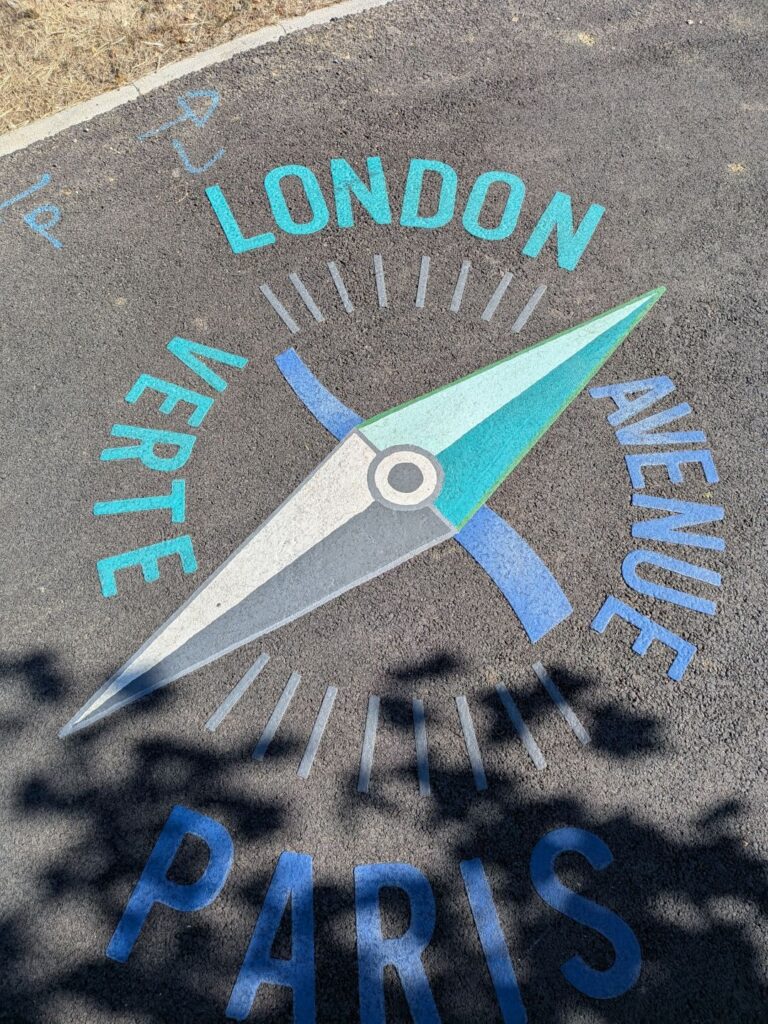 Au sol la peinture du logo de l'avenue verte Paris Londres