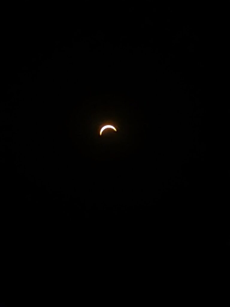une vue d'une éclipse partielle du soleil par la lune