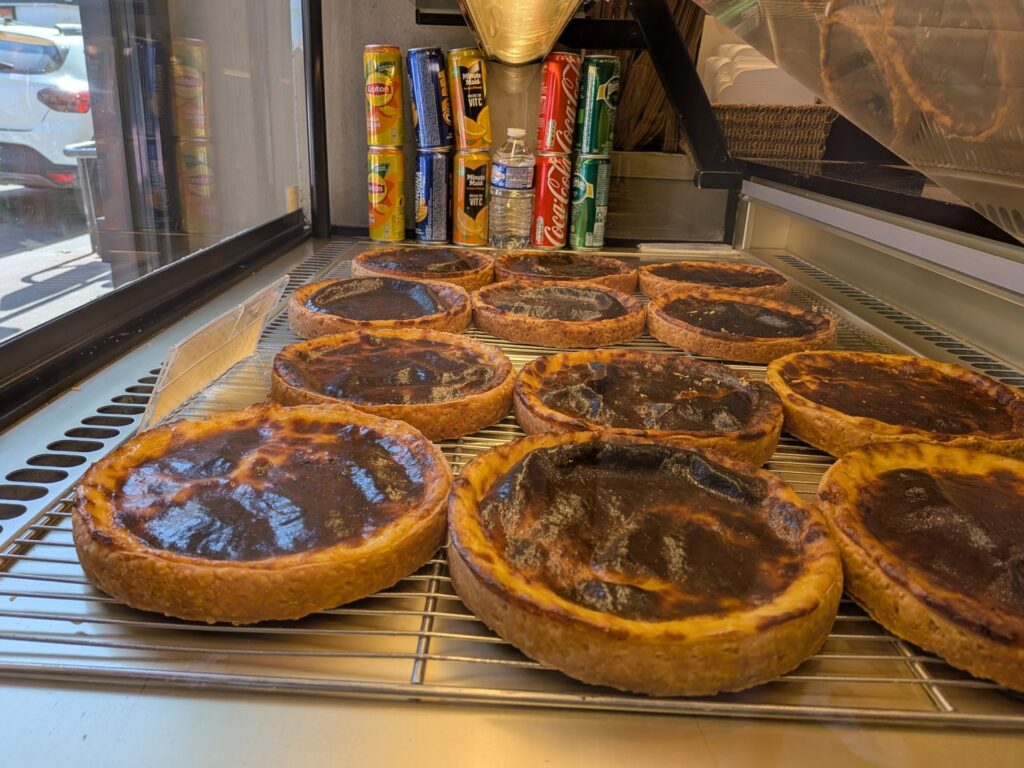 plusieurs flans entiers dans une vitrine de boulangerie