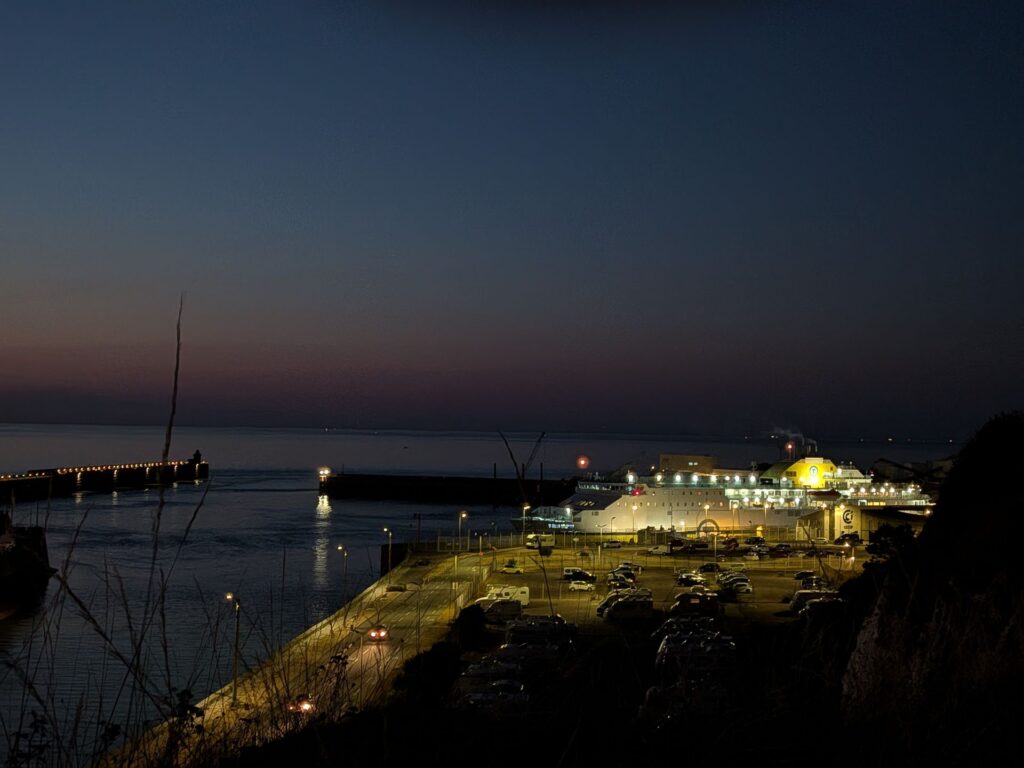 Vue de nuit d'un port et un ferry est visible en attente