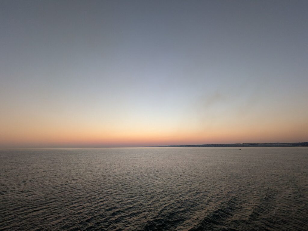 Vue d'un lever de soleil sur la mer, le ciel est très coloré mais le soleil n'est pas encore sorti