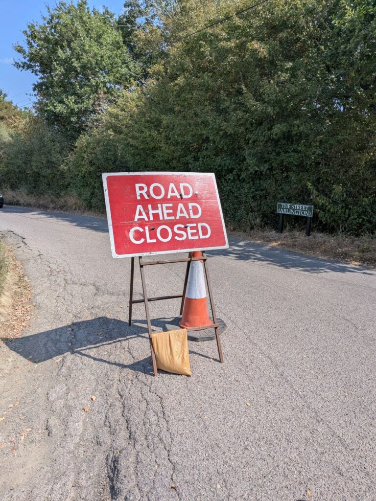 Panneau anglais de fermeture d'une route