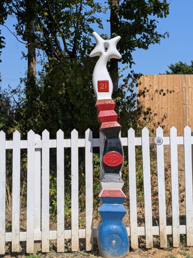 Un totem de signalisation sur une piste cyclable