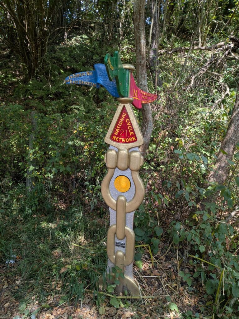 Un totem de signalisation sur une piste cyclable
