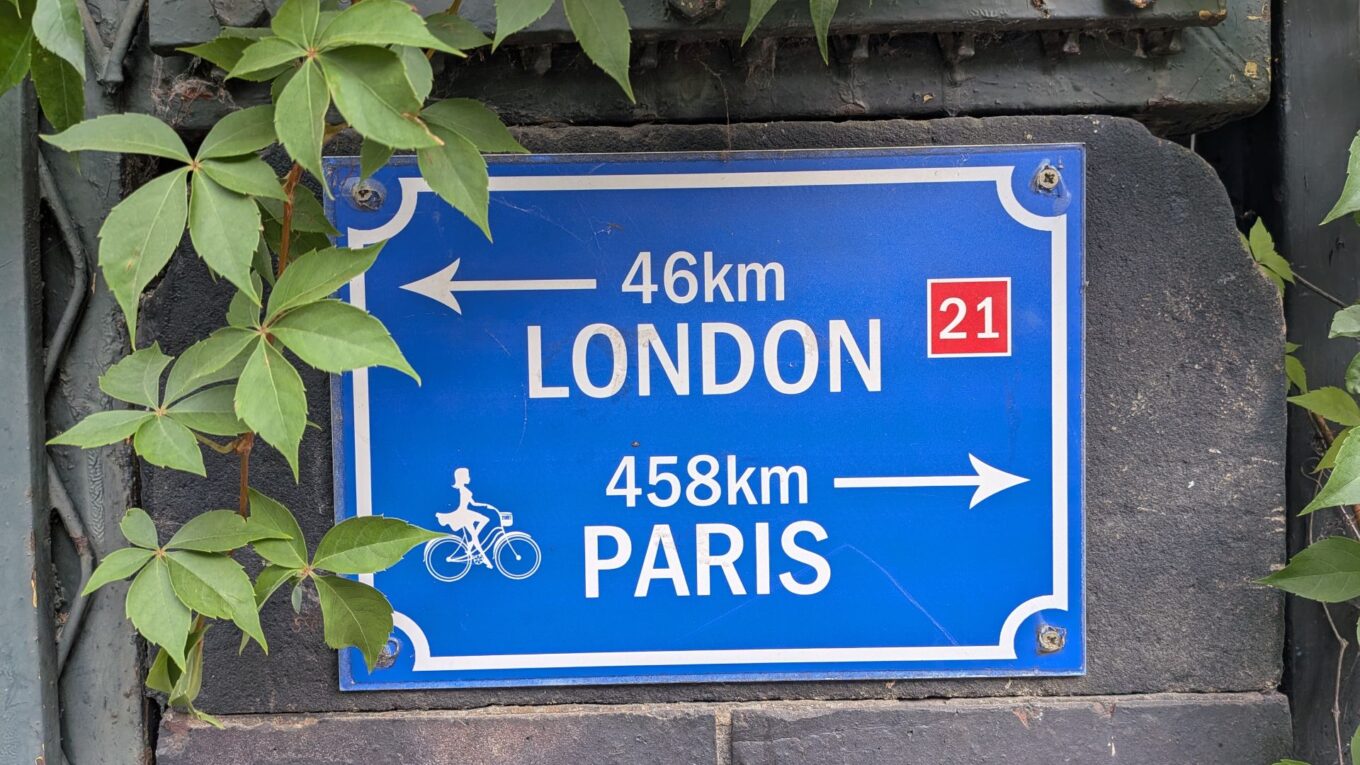 Un panneau de signalisation indiquant Londres 46km et Paris 458km