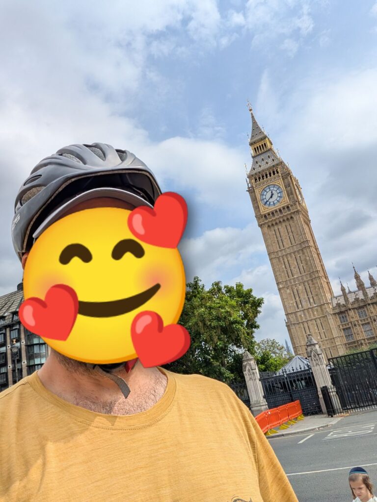 Portrait d'une personne donc le visage est remplacé par un smiley à cœur, derrière lui BigBen à Londres