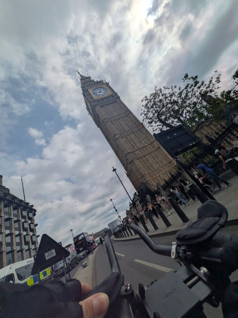 Vue subjective d'un cycliste dont on voit le cintre du vélo qui passe devant BigBen