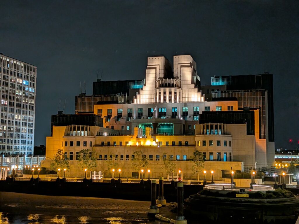 Vue nocturne du siège du MI6 à Londres, immeuble pyramidale d'un style assez particulier