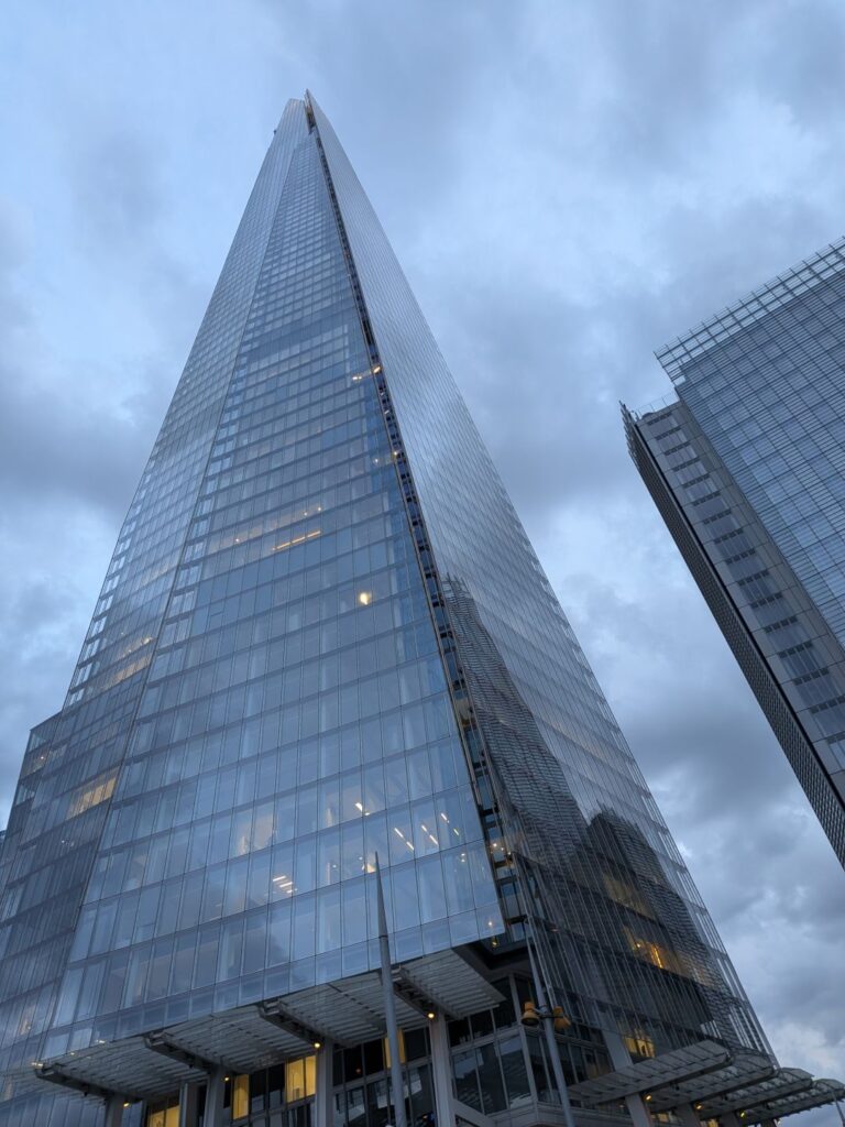 Vue en contre plongée d'une grande tour pointue en verre (The Shard)