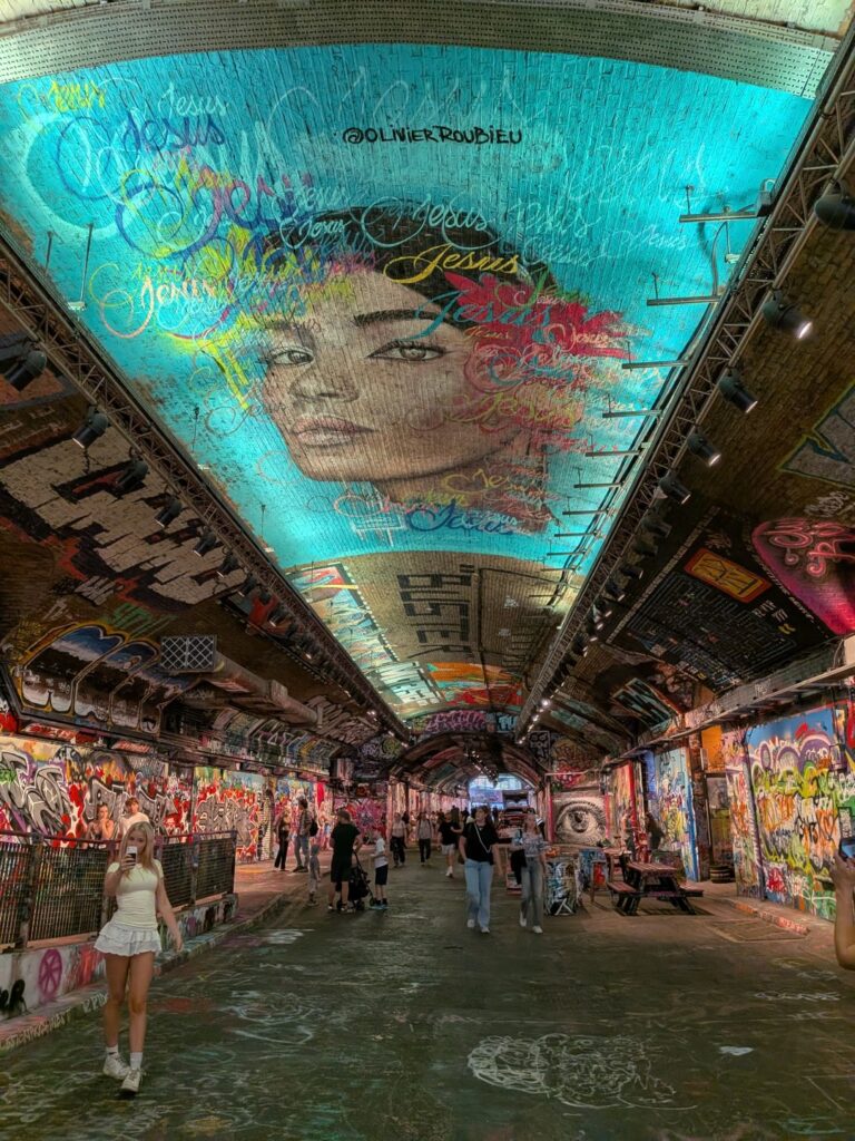 Un tunnel entièrement couvert de graph et notamment au plafond un portrait d'une femme portant une fleur posée sur l'oreille signé @olivierroubieu