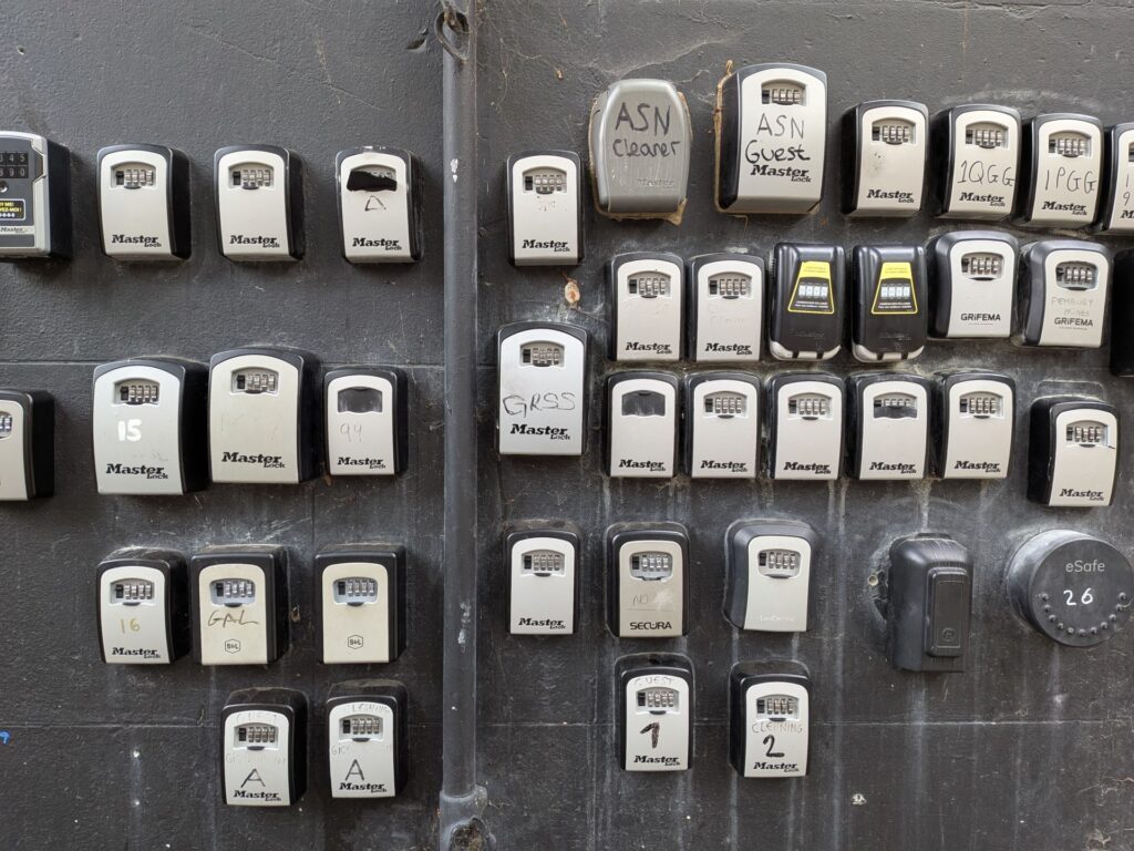 Beaucoup de boîtes (une quarantaine) à clés posées sur un mur