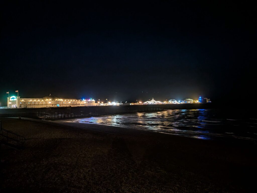 Vue nocturne d'un ponton occupé par des bâtiments