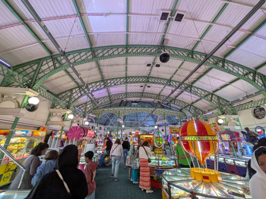 Une grand halle remplie de jeux d'arcade