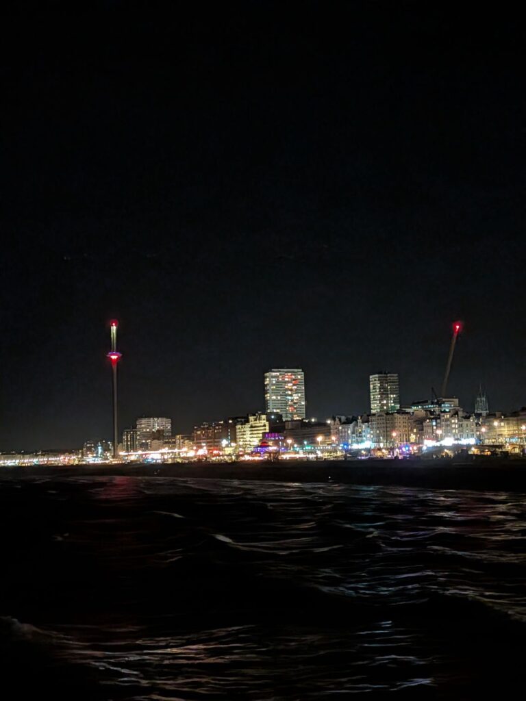 Vue nocturne d'une ville depuis la mer