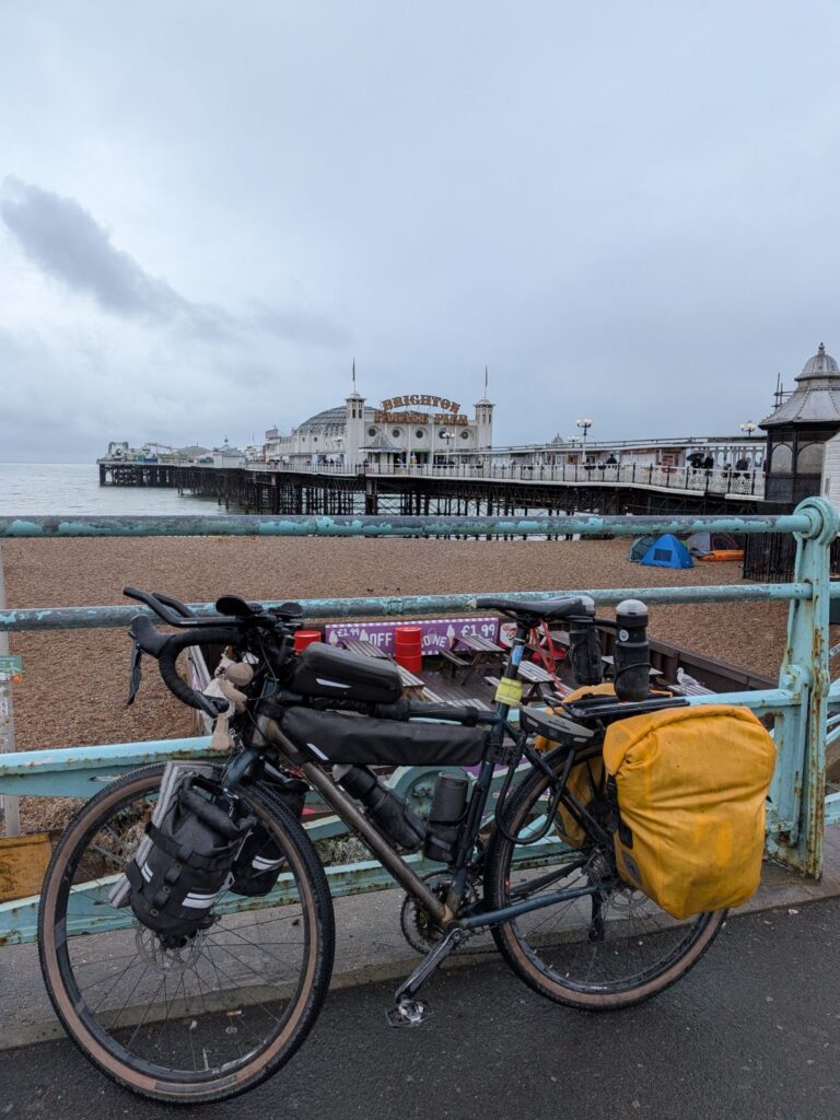 Un vélo type gravel bikepacking chargée devant el poton de Brighton